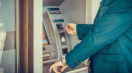 La CNMC recomienda facilitar la retirada de efectivo en comercios con tarjeta como alternativa a los cajeros