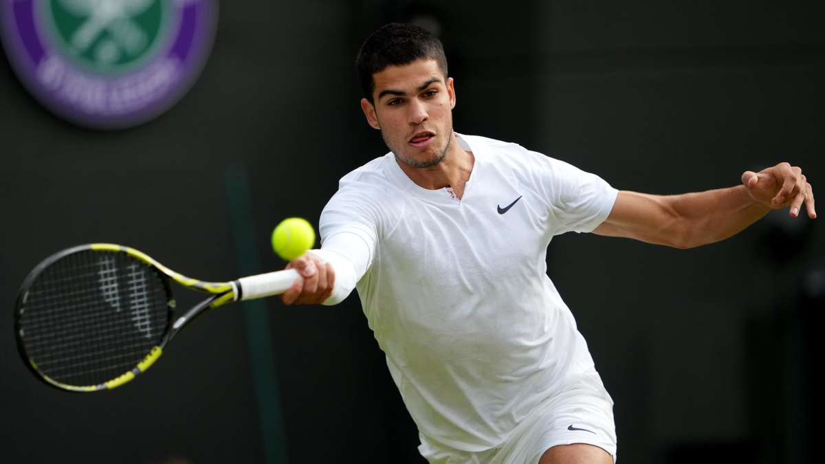 El tenista español Carlos Alcaraz se despide de Wimbledon ante un Sinner intratable
