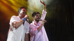 Carlos Vives convierte el centro de Madrid en una fiesta (con la actuación sorpresa de Camilo)