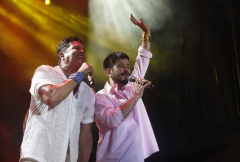 Carlos Vives convierte el centro de Madrid en una fiesta (con la actuación sorpresa de Camilo)