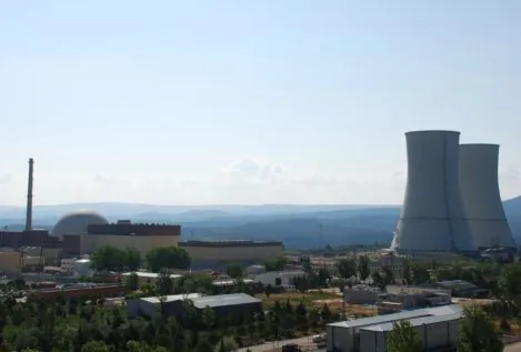 La UE adopta definitivamente clasificar como verdes las inversiones en gas y nuclear
