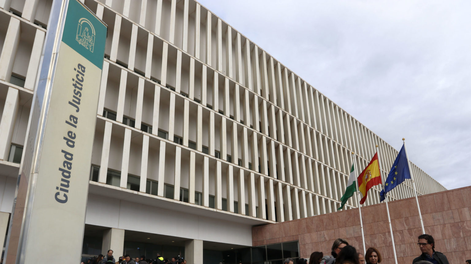 Dos policías alcanzan un pacto con la Fiscalía para evitar la cárcel tras abusar de una joven