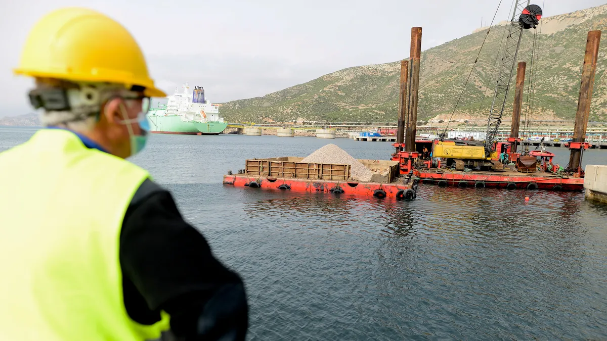 España importa un 41% menos de gas argelino mientras suben las compras a Rusia