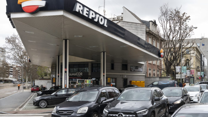 El precio de los carburantes cae por cuarta semana consecutiva