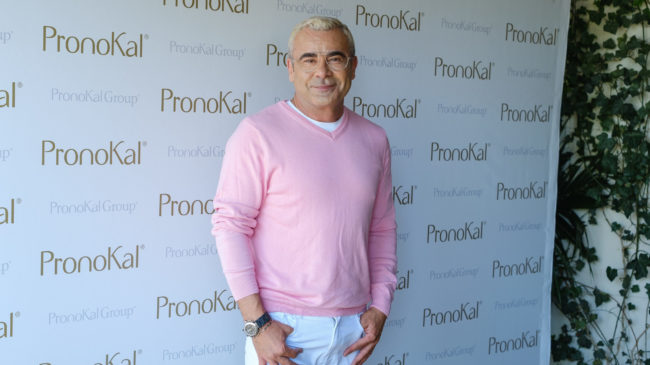 Jorge Javier Vázquez y el PP de Madrid se enzarzan en Twitter por las becas de Ayuso