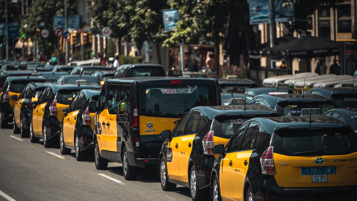 Solo el 25% de los barceloneses está a favor de que se limiten los servicios de Uber y Cafiby