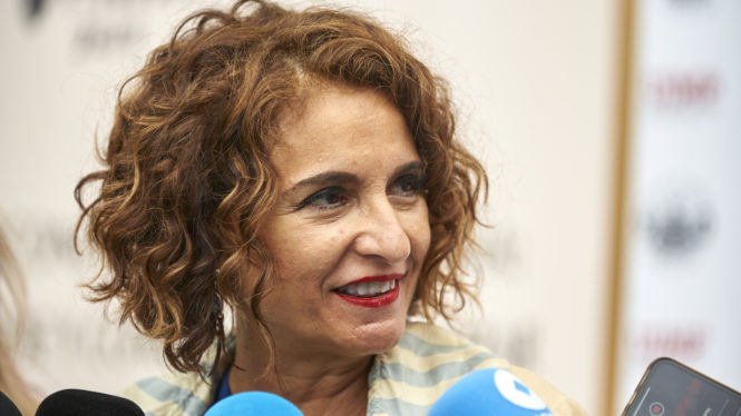 Montero apunta 9.800 peticiones en el primer día de solicitud del cheque de 200 euros