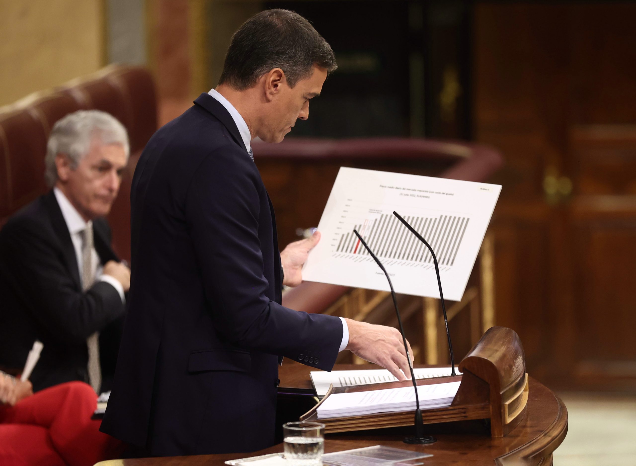 Sánchez anuncia dos impuestos temporales a la banca y a las grandes energéticas
