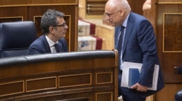 Bolaños y Cerdán pilotan la negociación 'in extremis' para que Junts retire su moción