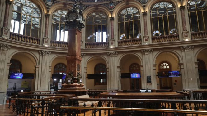 El Ibex 35 encadena once jornadas en positivo y cierra por encima de los 8.500 enteros