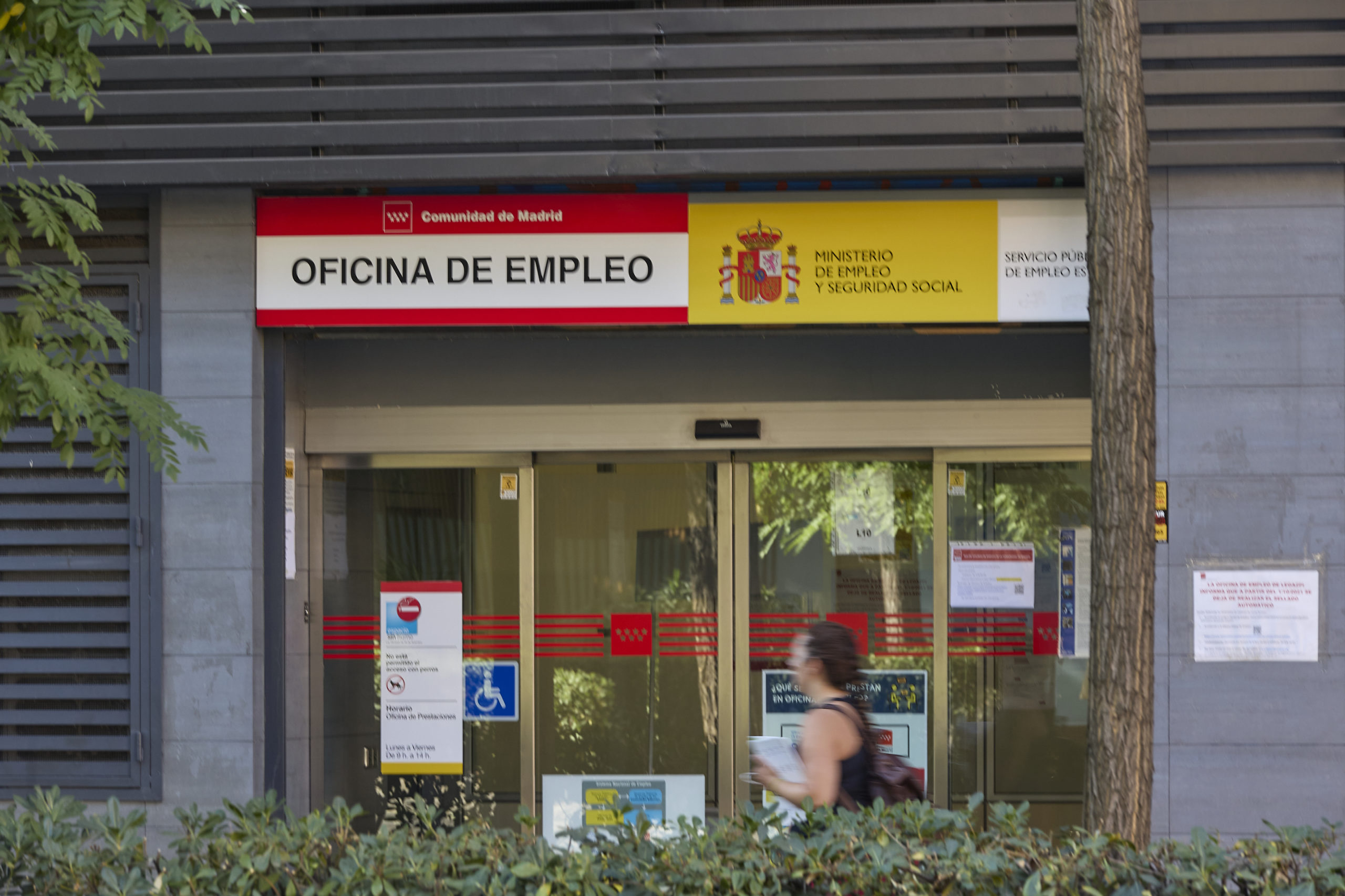 El paro baja en 255.300 personas hasta junio y se crean 383.300 empleos