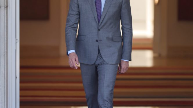 Pedro Sánchez recibe a Juanma Moreno en La Moncloa