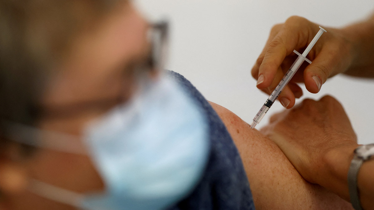 Datos de práctica clínica real demuestran que la vacuna de AstraZeneca ofrece una protección igual de efectiva que las vacunas de ARNm
