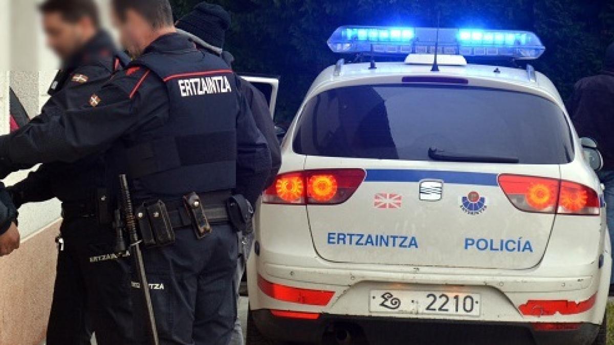 El acusado de intentar matar con un cuchillo a su pareja en Pasajes (Guipúzcoa) sigue en comisaría