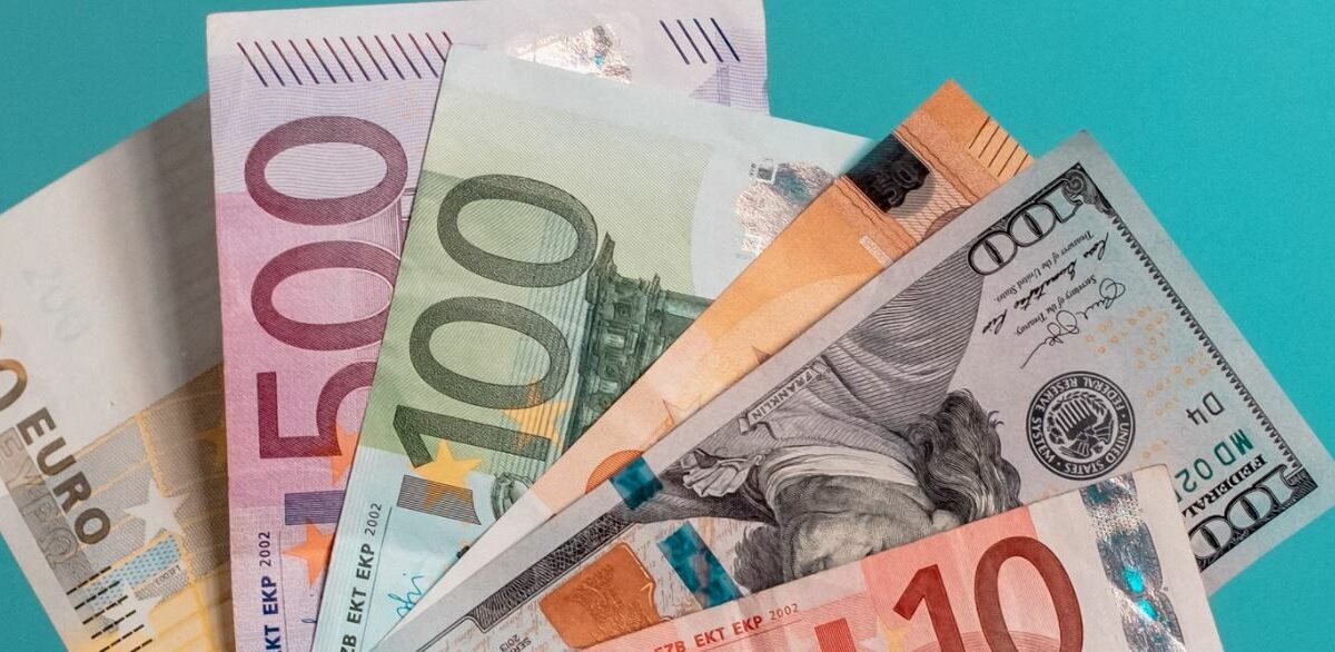 El euro alcanza la paridad con el dólar por primera vez en 20 años