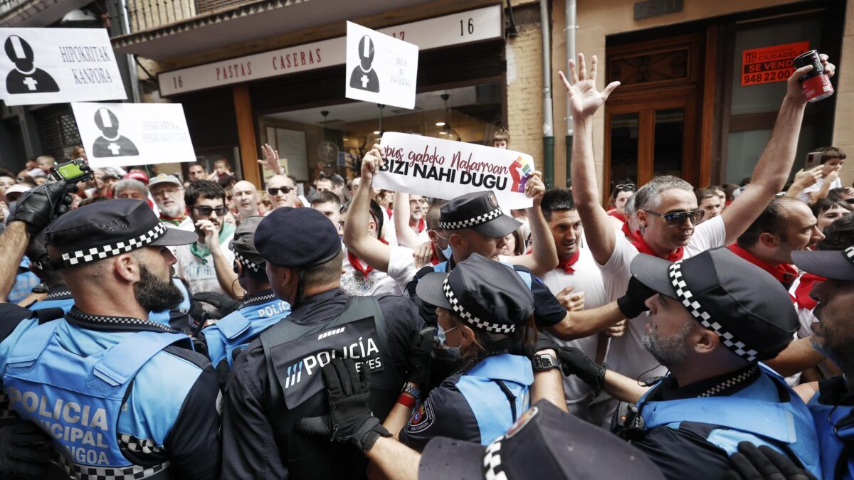 Tres policías heridos en la procesión de San Fermín tras incidentes protagonizados por la izquierda abertzale