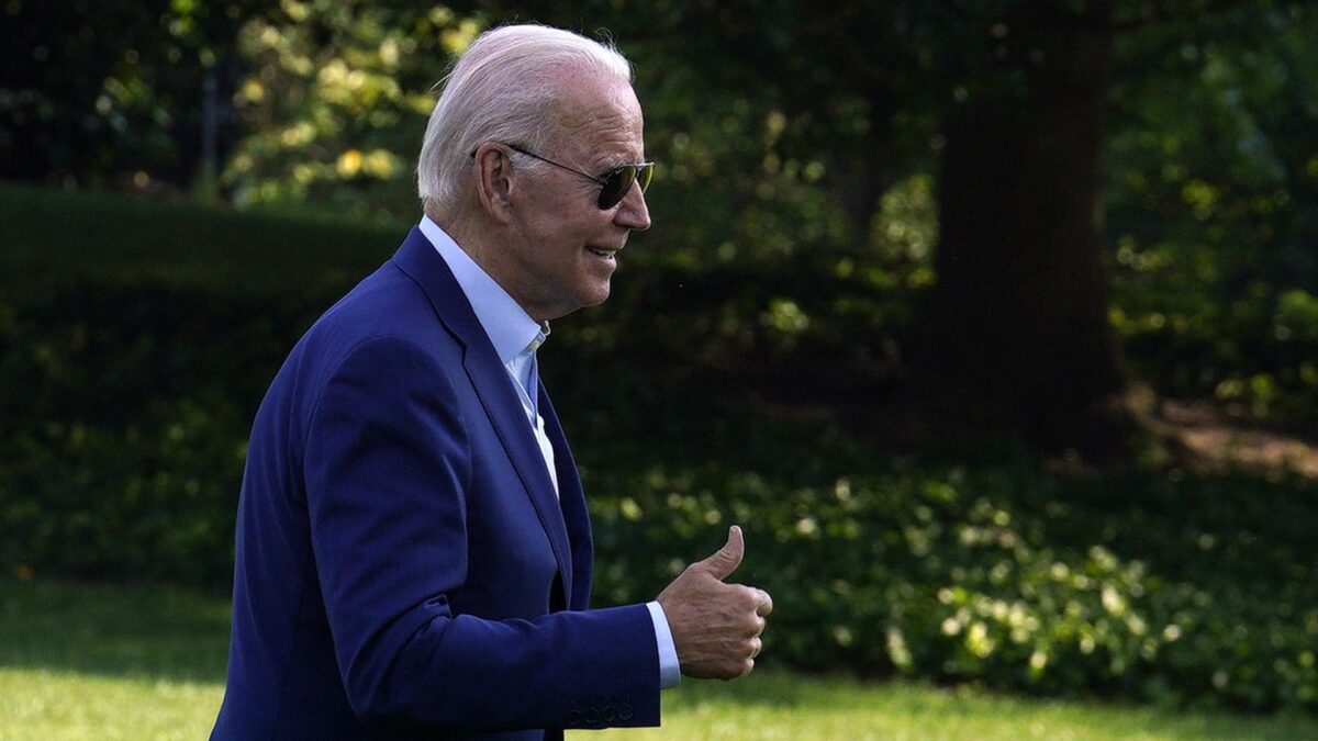 Biden da positivo por coronavirus pero presenta síntomas leves