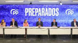 Feijóo pide a sus 'barones' desconfiar de las encuestas y visualizar en la calle la alternativa