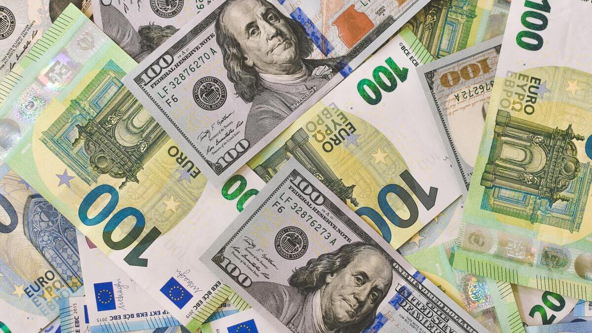 El euro cae por debajo del dólar por primera vez desde diciembre de 2002