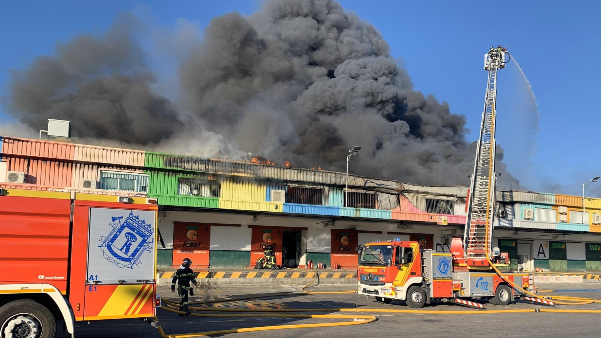 Los Bomberos trabajan para sofocar un incendio en una nave de fruta en Mercamadrid