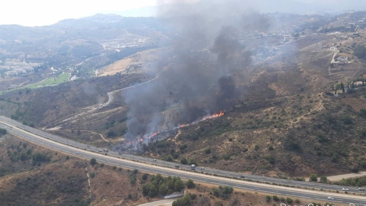 Declarado un nuevo incendio forestal en Mijas (Málaga) tras arder un coche en la AP-7