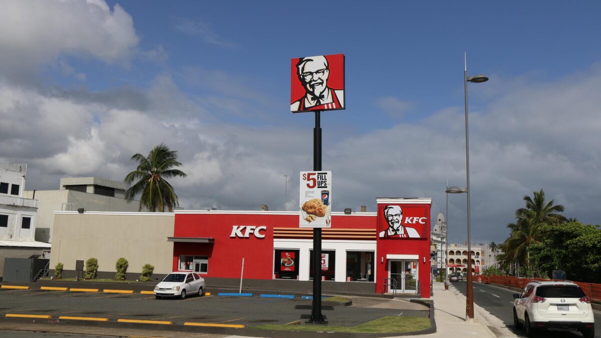 La propietaria estadounidense de KFC y Pizza Hut abandona Rusia por la guerra