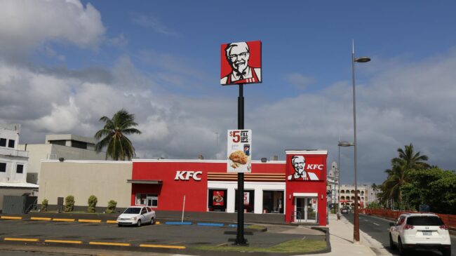 La propietaria estadounidense de KFC y Pizza Hut abandona Rusia por la guerra