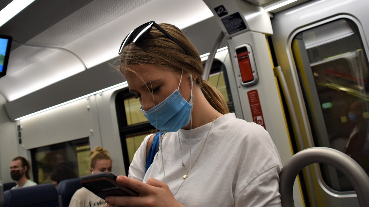 El Gobierno se desmarca de la UE y descarta quitar las mascarillas en el transporte