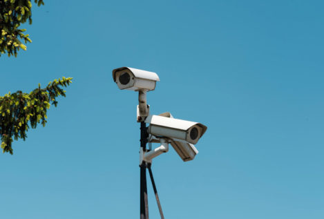 ¿Por qué nos preocupa solo Pegasus si estamos constantemente vigilados?