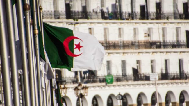 Argelia desbloquea las operaciones bancarias con España para el comercio exterior