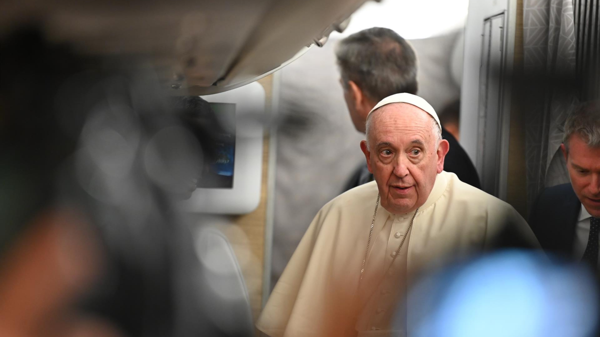 El Papa Francisco no descarta su renuncia: «La puerta está abierta. Es una opción muy normal»