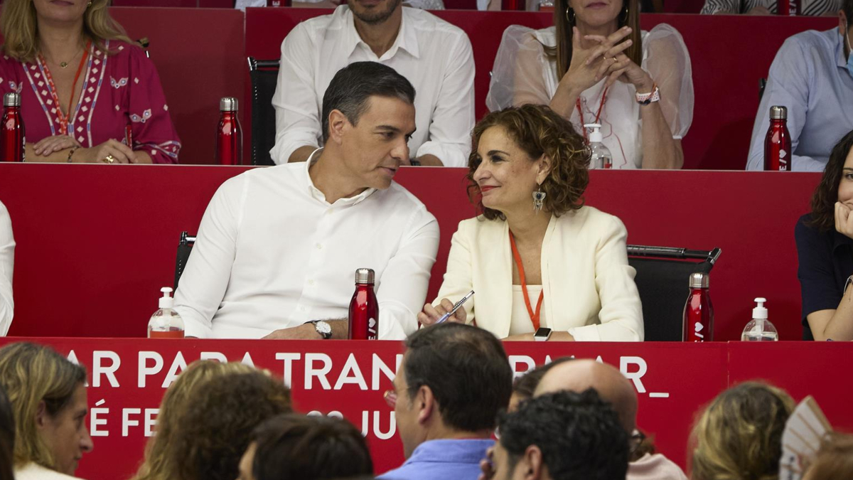 El Gobierno prohibirá que bancos y energéticas repercutan los nuevos impuestos a sus clientes