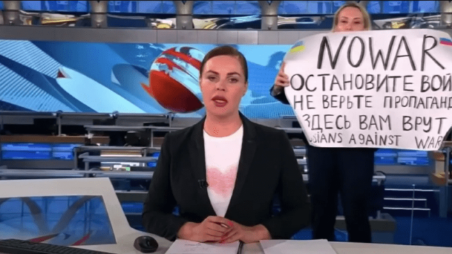 "Es una advertencia": detenida y puesta en libertad la periodista rusa que irrumpió en un informativo con proclamas antibélicas
