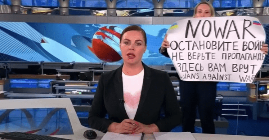 La periodista rusa que protestó en la TV rusa, en busca y captura por Moscú