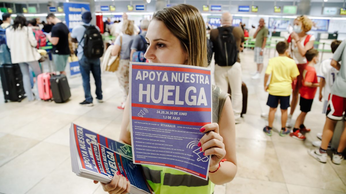 Los sindicatos de Ryanair anuncian 12 días más de huelga de tripulantes de cabina en julio