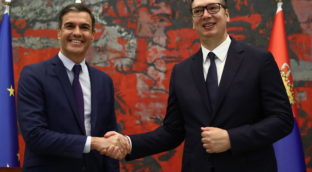 Sánchez pide no usar corbata para ahorrar energía... pero se la pone ocho horas después