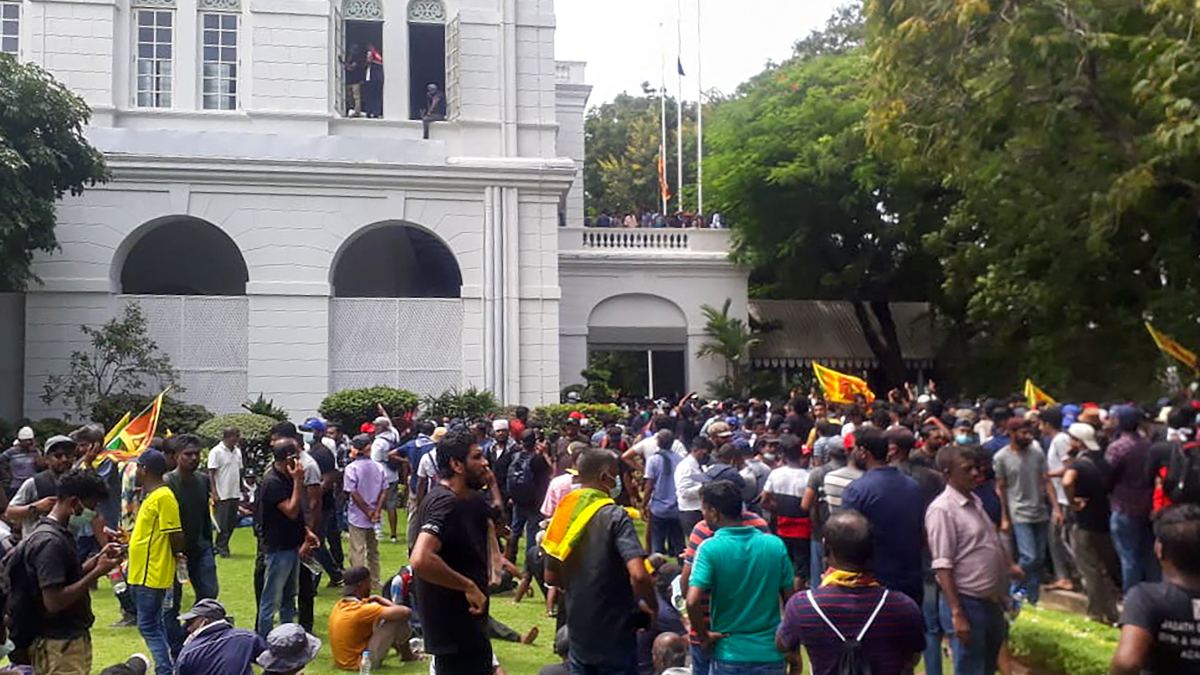 El presidente de Sri Lanka, obligado a huir de su residencia tras ser asaltada por manifestantes
