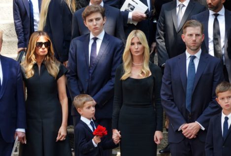 Donald Trump arropa a sus hijos en el funeral por Ivana Trump, su primera mujer
