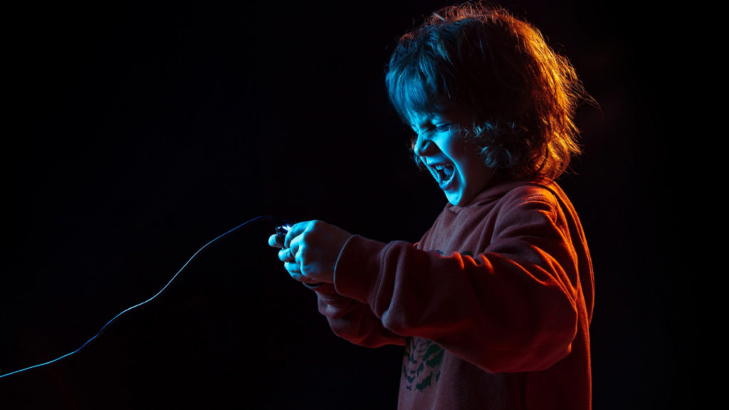 Un niño pequeño se enfada jugando a videojuegos con un mando