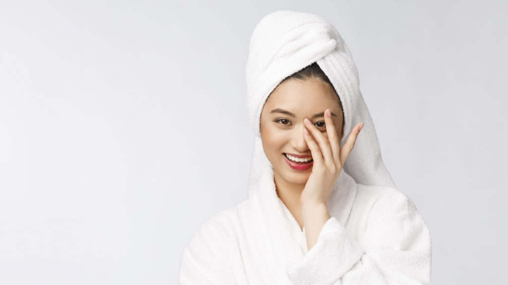 Para secar el cabello es más recomendable el uso de la toalla que del secador. (Fuente: Freepik/benzoix)