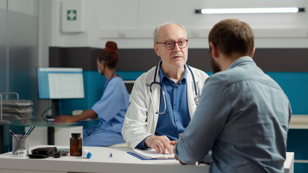 Un hombre acude a la consulta de un médico