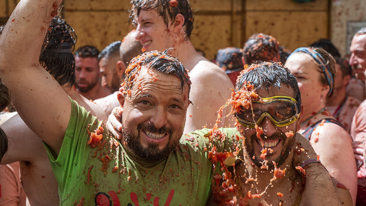 Cerca de 15.000 personas disfrutan de la Tomatina «más buñolera» y «familiar»