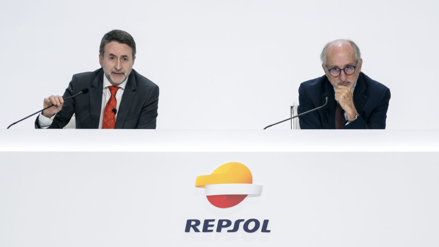 El Gobierno activa su maquinaria contra Repsol tras su anuncio de condicionar sus inversiones
