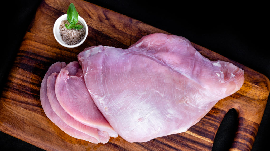 Las pechugas de pavo o pollo son carnes blancas muy magras y bajas en grasas