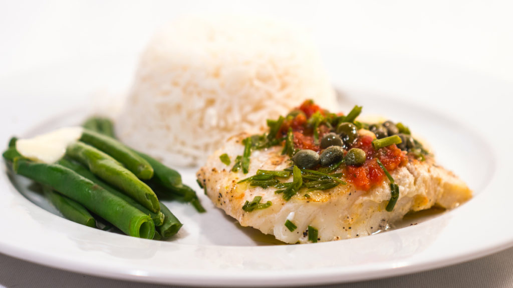 Pescados blancos como el bacalao son opciones perfectas para incluir proteínas y pocas grasas en la dieta.
