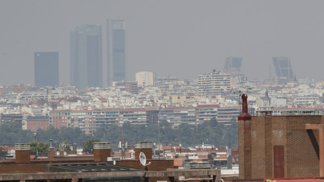 El viento arrastra el humo y el olor a quemado de un incendio en Portugal hasta Madrid