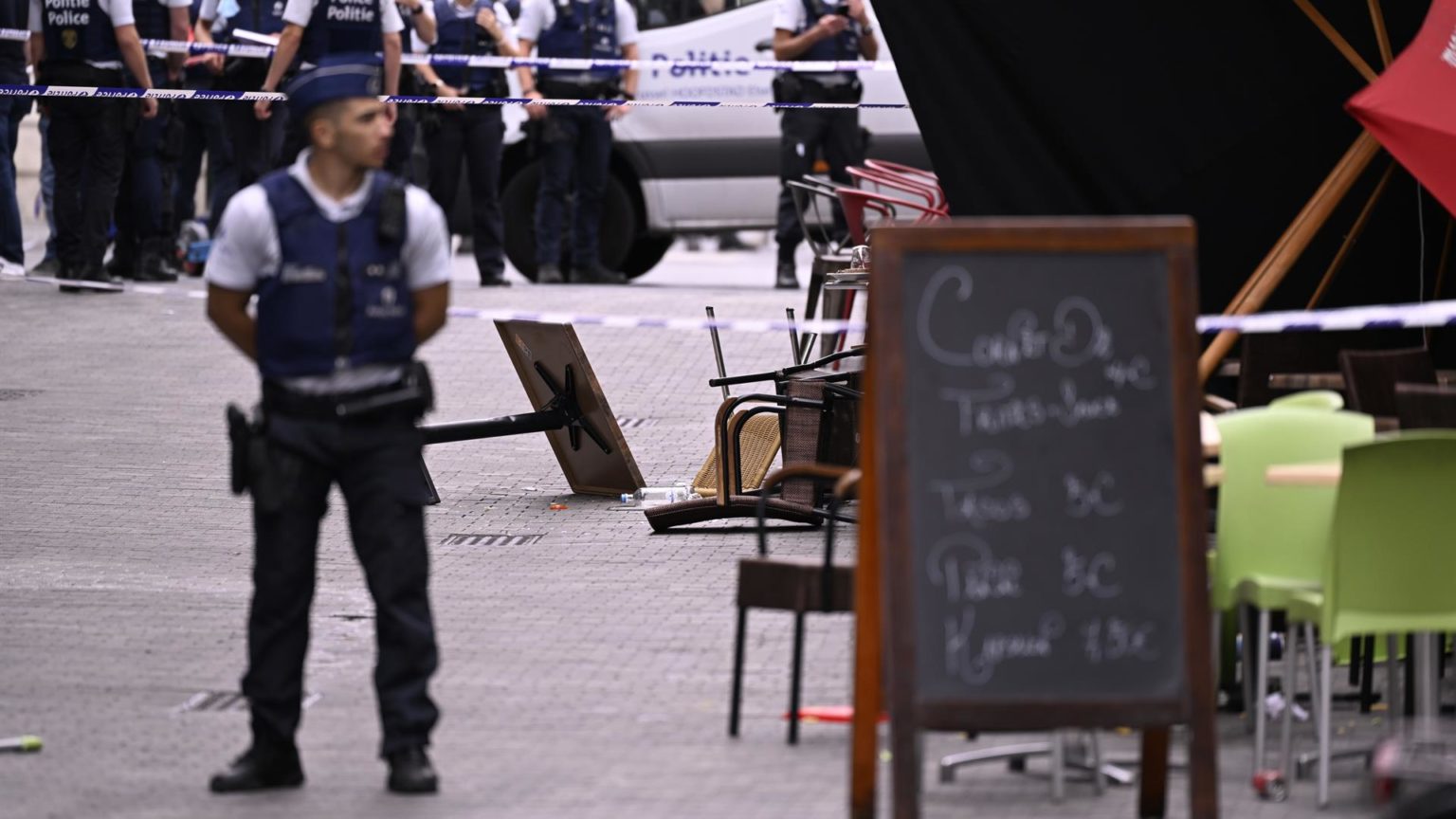 Bélgica eleva la alerta antiterrorista tras arrollar una furgoneta una terraza de Bruselas