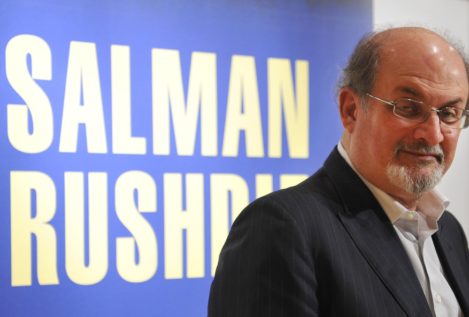 El escritor Salman Rushdie, hospitalizado tras ser apuñalado durante un acto en Nueva York