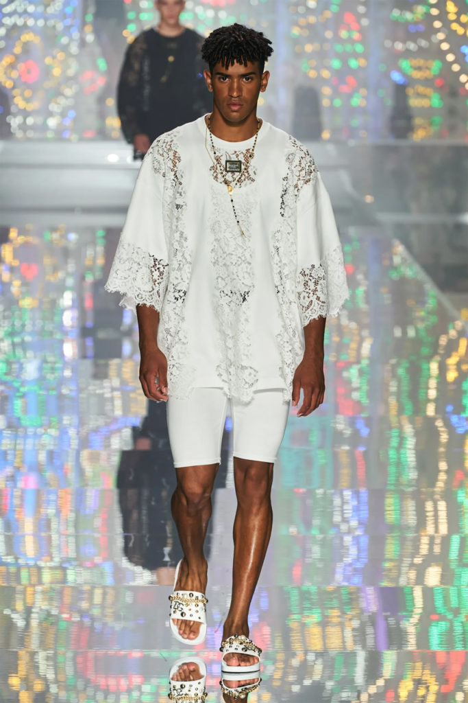 Modelo con chanclas con cadenas y tachuelas en el desfile de Dolce & Gabbana