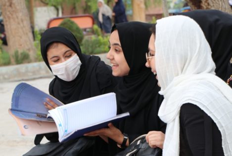 Los talibanes dicen ahora que cerraron las escuelas para niñas por un problema curricular